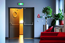 Противопожарные двери на склады и хранилища: особенности установки и требования