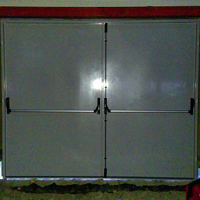 Двустворчатая огнестойкая дверь с двойной антипаникой