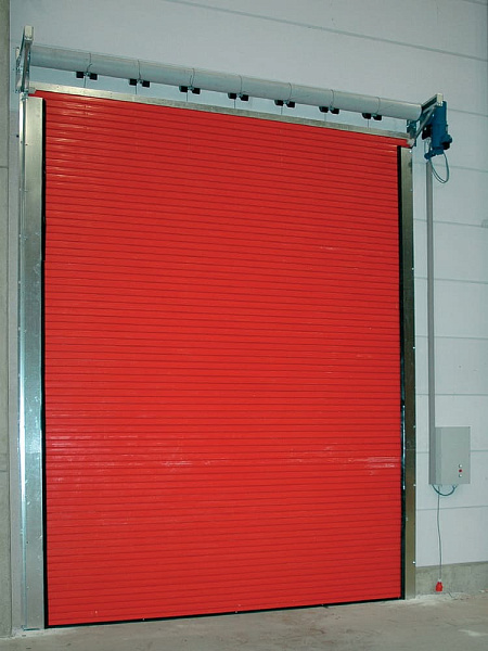 Противопожарные рулонные красные ворота в цеху